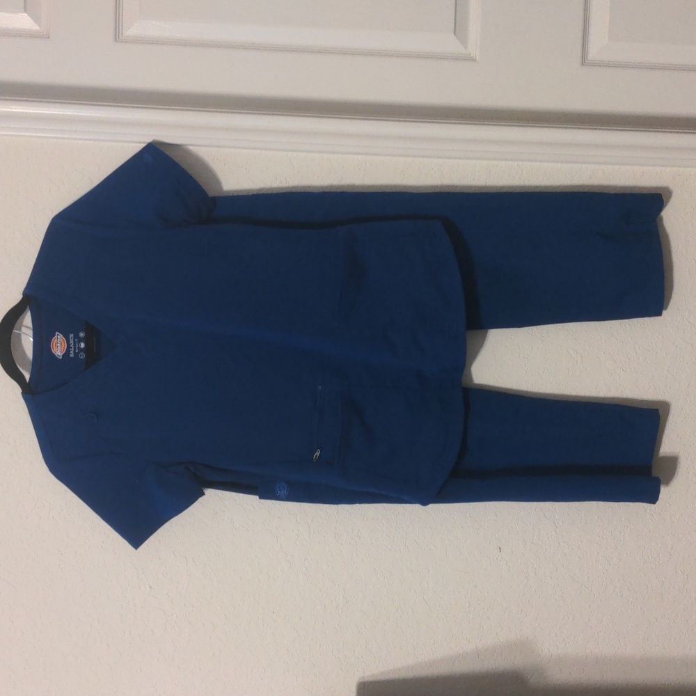 Dickies Women's Short Sleeve Royal Blue Scrub Set. Top Size S Bottom Size M